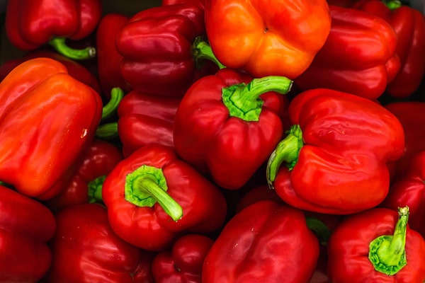 Wo pflanzt man Paprika am besten? Viel rote Paprika in einer Kiste