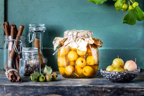 Früchte einlegen in Alkohol - Gläser gefüllt mit Früchten